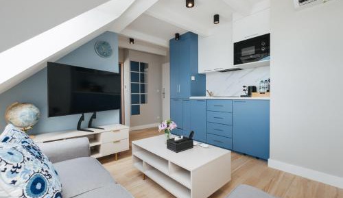 One-Bedroom Apartment with Lake View