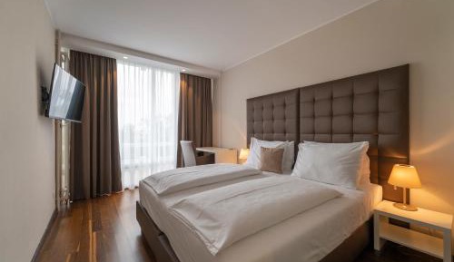 Apartment with Balcony and Park View