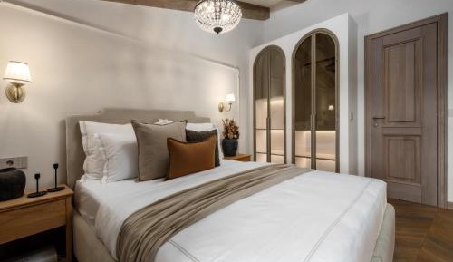 One-Bedroom Deluxe Apartment