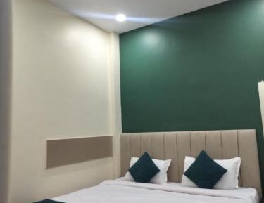 Deluxe Room (2 Adults + 1 Child)