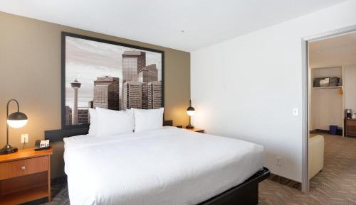 One Bedroom Deluxe Suite with Larger Living Room - Non-Smoking