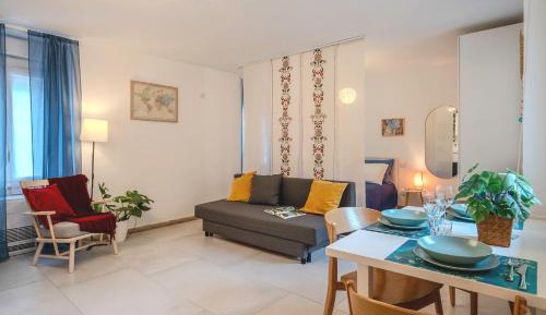 Studio Apartment with One Double Bed