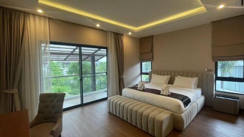 Villa with Garden View
