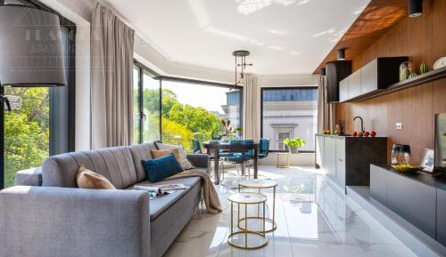 Modern 1-Bedroom with Planty Park view