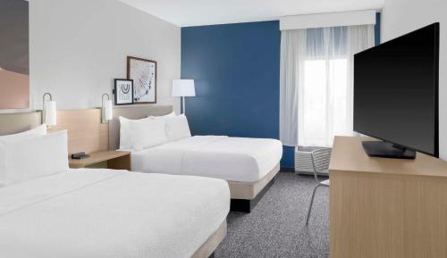 Queen Room with Two Queen Beds and Mobility Accessible Tub