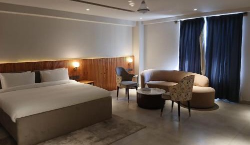 Deluxe Double Room (2 Adults + 1 Child)