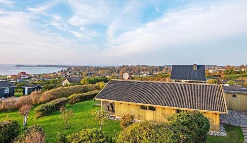 Three-Bedroom Holiday Home 