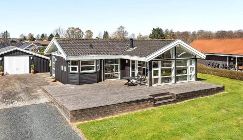 Three-Bedroom Holiday Home 