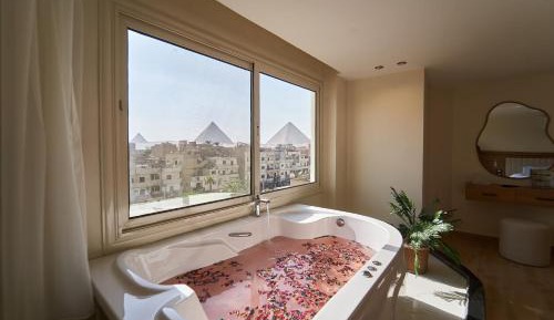 Queen Suite with Spa Bath