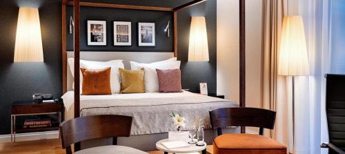 King Room with Roll-In Shower - Disability Access