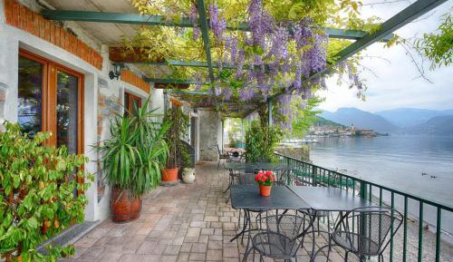 One-Bedroom Apartment with Lake View