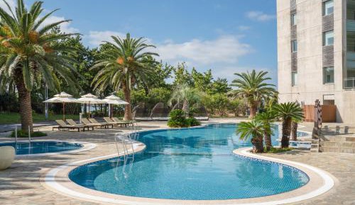 Royal Room + Warm Pool & Sauna for 4 + Kids Play Lounge