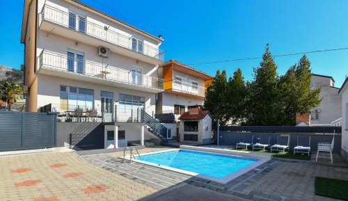 Apartment with Pool View 