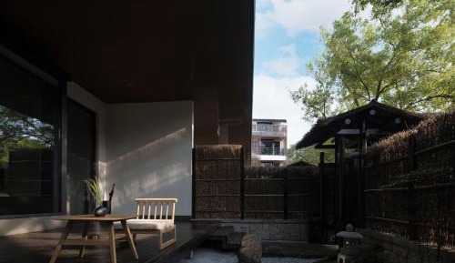 Suite with Lake View