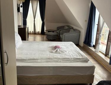 One-Bedroom Suite (2 Adults + 2 Children)