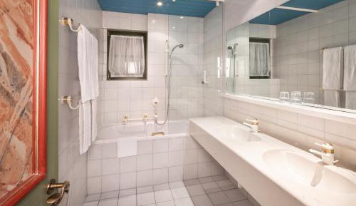 Family Room (2 Adults)