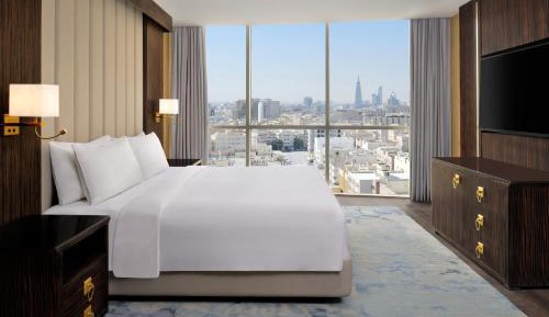 One-Bedroom Suite with Downtown View - Living/Dining