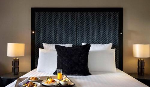 Deluxe Queen Suite