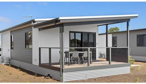 Deluxe 2 Bedroom Cabin- Sleeps 6