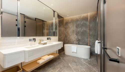 Premium Room with One Queen Bed and One Single Bed - City View
