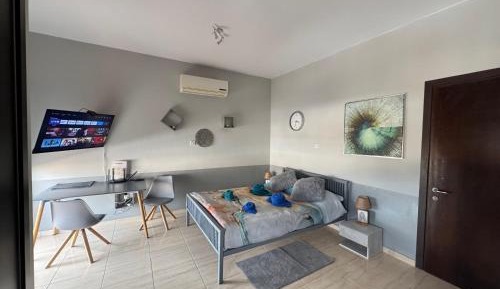 Studio Apartment with One Double Bed