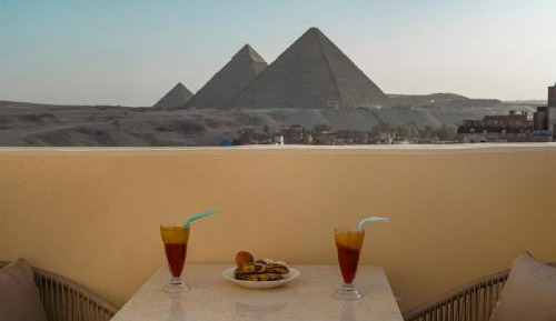 Twin Room with pyramids view 