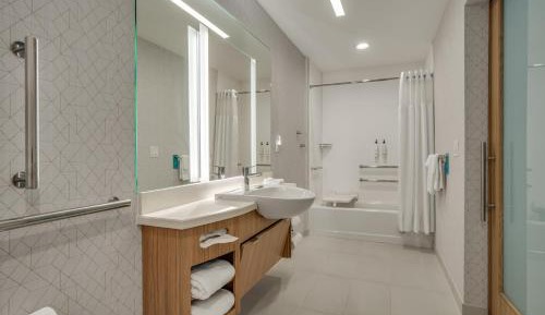 King Suite with Sofa Bed and Adapted Tub - Mobility Accessible