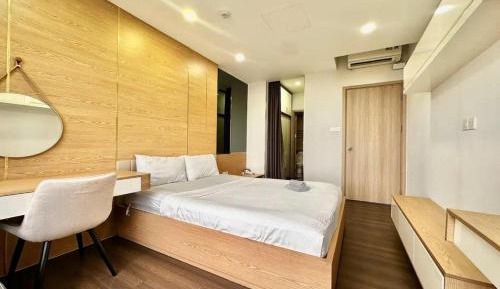 Three-Bedroom Apartment with Balcony