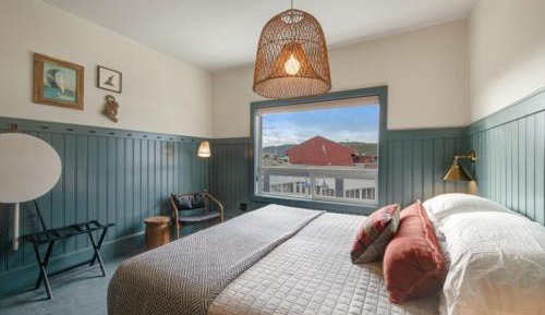 Standard Queen (Shared Bathroom)