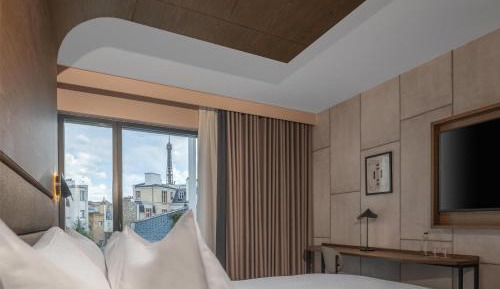 Premium Eiffel Moment Room