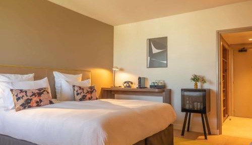 Superior Room with Queen Bed