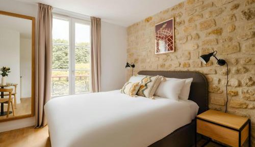 Studio Apartment with Double Bed and Street View