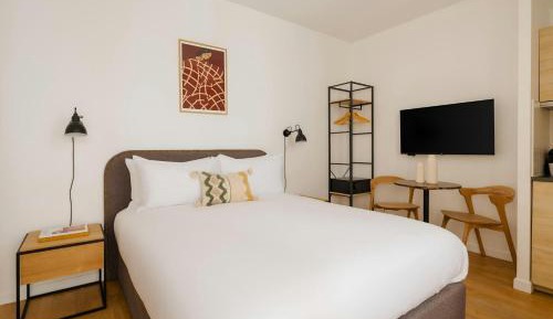 Studio Apartment with Double Bed and Courtyard View