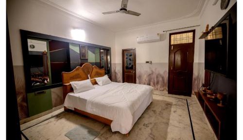 King Studio with Sofa Bed