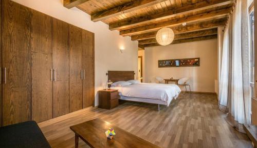 Deluxe Double Room (1 adult + 2 children)