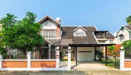 Villa with Garden View