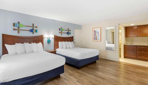 Deluxe Two Queen Beds with Kitchen