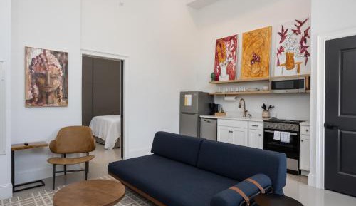 Deluxe Queen Suite