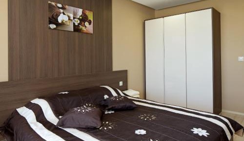 One-Bedroom Apartment with Sea View