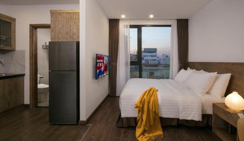 Executive King Studio with Bathtub and Kitchen