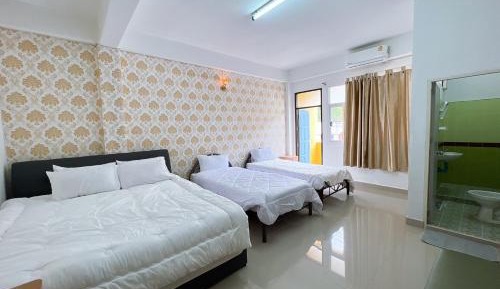 Quadruple Room with Private Bathroom