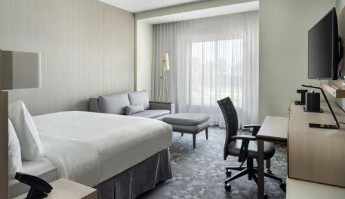 King Room with Sofa Bed and Adapted Tub - Mobility Accessible