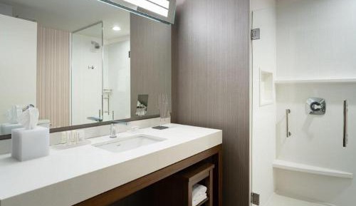 Queen Room with Two Queen Beds and Adapted Tub - Mobility Accessible