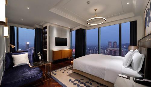 Corner King Room with Club Access - River View