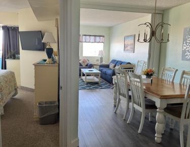 Deluxe Queen Suite