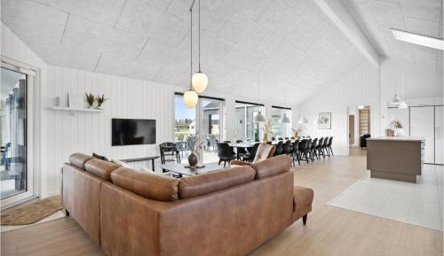 Eleven-Bedroom Holiday home