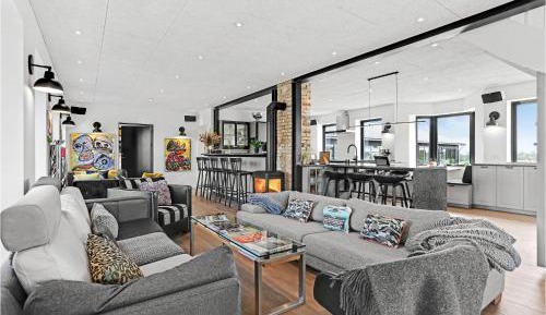 Eight-Bedroom Holiday Home