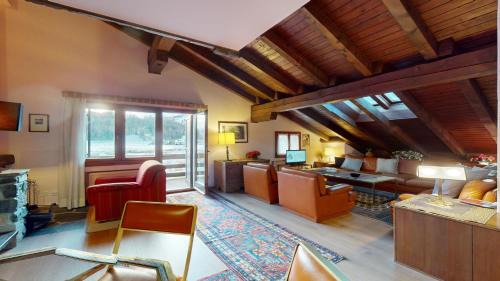 Apartment with Mountain View