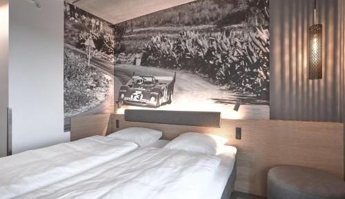 Standard Double Room with One King Bed