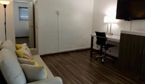 One-Bedroom Queen Suite with One Queen Bed - Non-Smoking